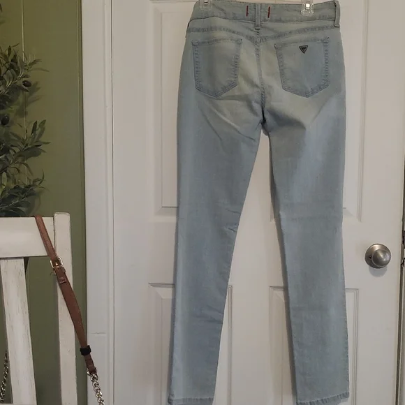 GUESS Light Blue Comfortable Medium Rise Skinny Jeans Sarah Fit. - Picture 3 of 9